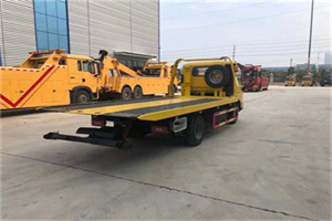 马边非事故拖车